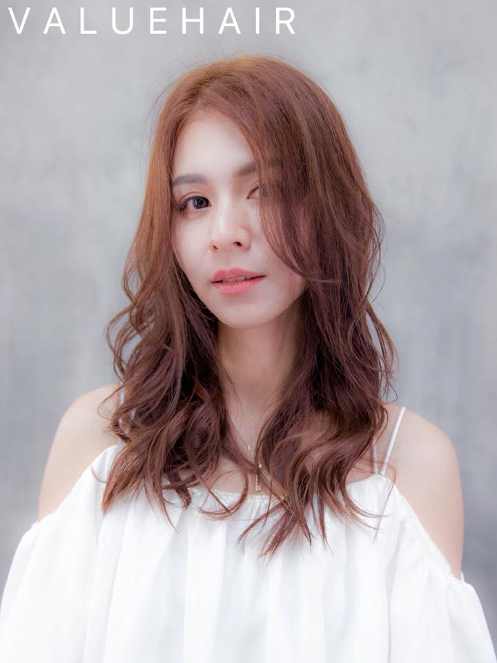 【台中染髮】焦糖棕挑染粉莓紫色髮色