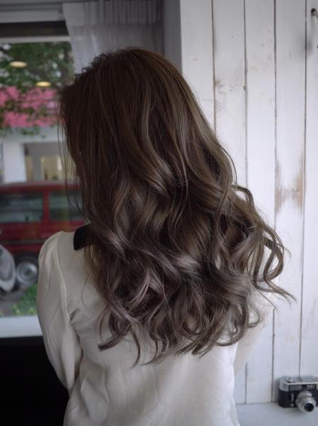台中染髮推薦，混血系煙燻灰棕髮色髮型｜台中剪髮推薦、台中燙髮推薦、台中一中染髮推薦、台中染燙推薦
