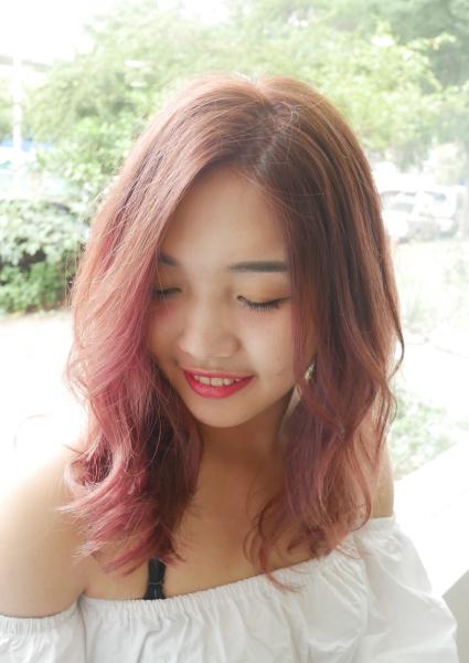 台中染髮推薦，暮色粉紅手刷漸層｜台中剪髮推薦、台中燙髮推薦、台中一中染髮推薦、台中染燙推薦